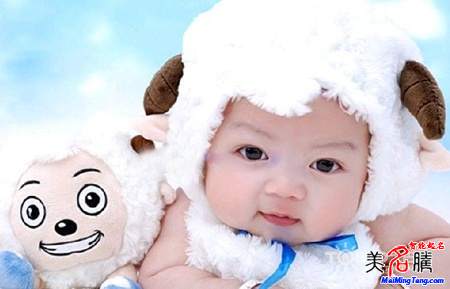 羊?qū)殞毱鹈执笕? /></a>　　2015年2月4日是立春節(jié)氣，過(guò)了這一天出生的寶寶就是傳統(tǒng)意義上的羊?qū)殞毩恕Ｄ憧赡軙?huì)疑惑，為什么不是過(guò)了春節(jié)以后呢？關(guān)于這一點(diǎn)，美名騰多次撰文解釋這個(gè)問(wèn)題。如果不清楚的，可以查看美名騰這篇說(shuō)明文章...</div>
							        <div style="height:5px; font-size:5px"></div>
							        <hr width="99%" style="text-align:center; border-style:dotted; border-width:0px; height:1px;" />
							        <div style="height:5px; font-size:5px"></div>
							    </div>
						        </td>
	</tr><tr style="border-width:0px;">
		<td valign="top">
						        <div style="padding-left:3px; padding-right:3px;line-height:180%">
							         <h3 style="padding:0px;margin:0px;display:inline;"><a id="ctl00_ContentPlaceHolder1_ShowMore1_dgNews_ctl08_HyperLink1" class="headline" href="/Message/ShowNews.aspx?NewsID=3651" target="_blank">屬羊人的運(yùn)程和起名禁忌破解</a></h3>
							         <span id="ctl00_ContentPlaceHolder1_ShowMore1_dgNews_ctl08_Label1" style="color:Green;font-size:10pt;">2015/1/20 15:34:15</span>
							          <span style="color:Red;font-size:8pt;"></span>
							        <br />
							        <div style="padding-top:1px; width:95%; padding-left:8px; line-height:180%;color:#2f2f2f;font-size:14px;" ><a href=